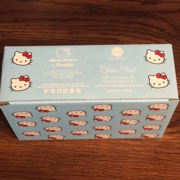 Sanrio Hello Kitty salt & pepper shakers - Picture 3 of 4